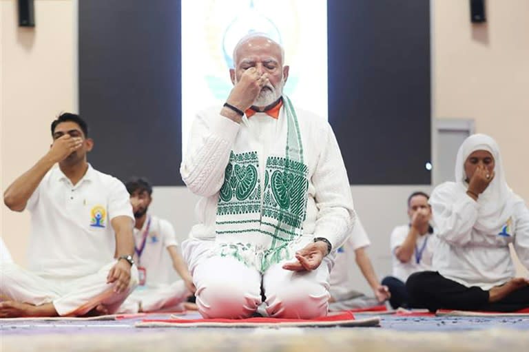 Mit gestrecktem Rücken und auf einer Matte kniend hat Indiens Premierminister Narendra Modi am Internationalen Yoga-Tag hunderte Menschen bei einer Massenveranstaltung in der indischen Region Kaschmir durch die Übungen geleitet. (-)