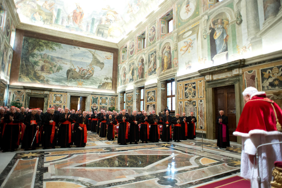 Allégeance - "Parmi vous se trouve le prochain pape, auquel je promets déférence et obéissance inconditionnelles", a lancé le pape lors d'une brève allocution, assurant qu'il serait proche d'eux "par la prière" lors du prochain Conclave. OSSERVATORE ROMANO