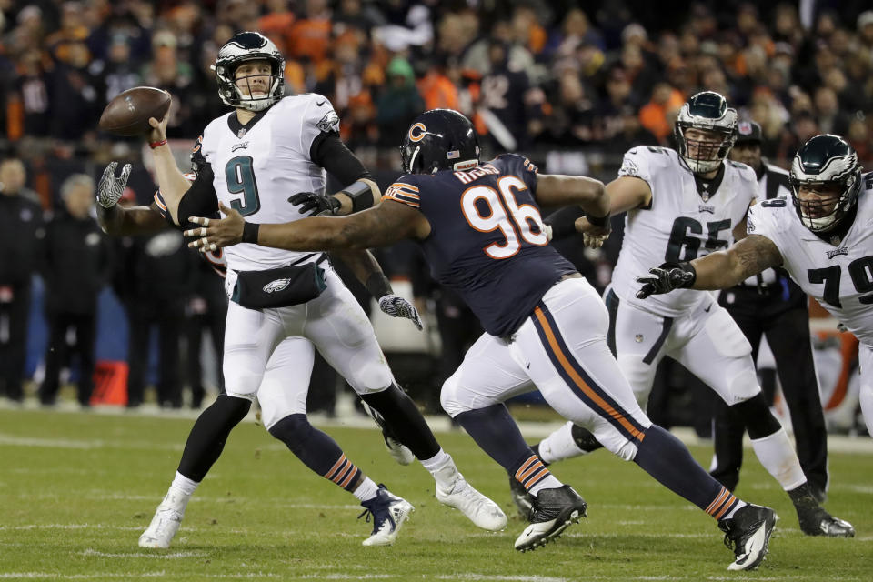 El quarterback Nick Foles (9), de los Eagles de Filadelfia, lanza un pase ante la presión del defensive end Akiem Hicks (96), de los Bears de Chicago, en el duelo del domingo 6 de enero de 2019, en Chicago. (AP Foto/Nam Y. Huh)