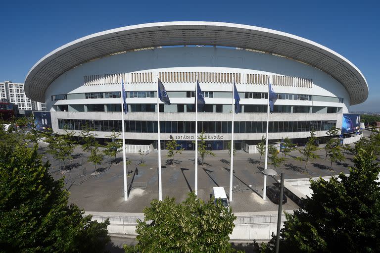 Vista externa del estadio Do Dragão ("Del Dragón"), que estará ocupado en un 33% en esta noche portuguesa. 