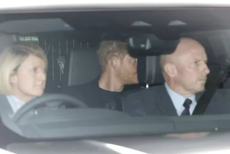 El príncipe Harry fue fotografiado llegando a Clarence House para visitar a su padre