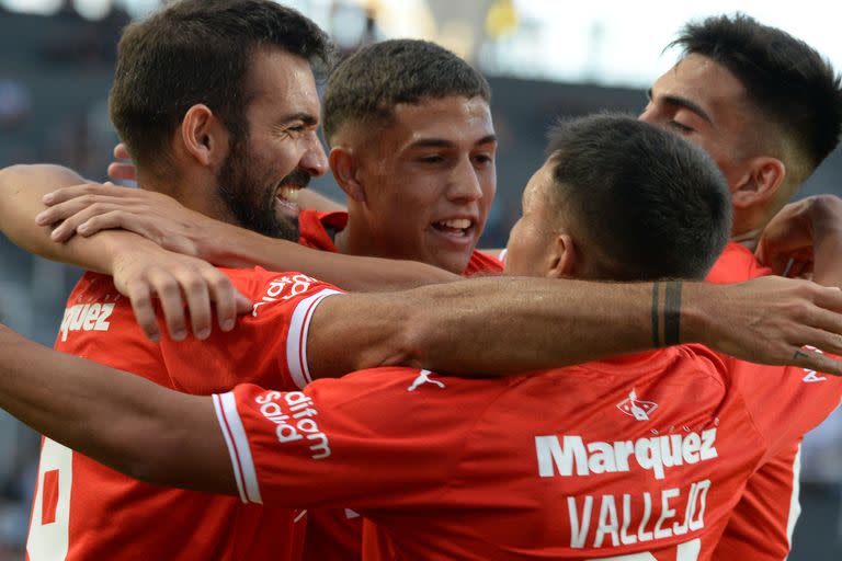 Todos abrazan a Cauteruccio, autor del primer gol en el Ciudad de La Plata