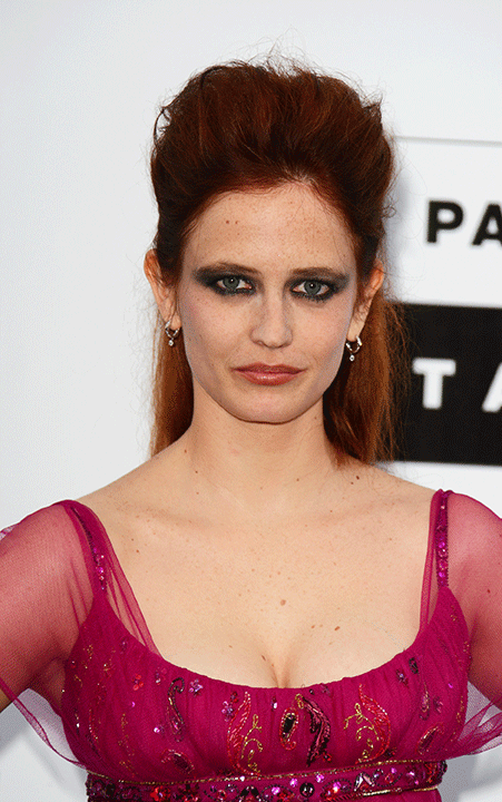 Eva Green – Connue pour son regard ravageur, Eva Green n’a pas choisi le bon maquillage pour les mettre en valeur ! Son smoky eyes est à la fois trop fade et pas suffisamment maîtrisé… Résultat : faux pas ! 