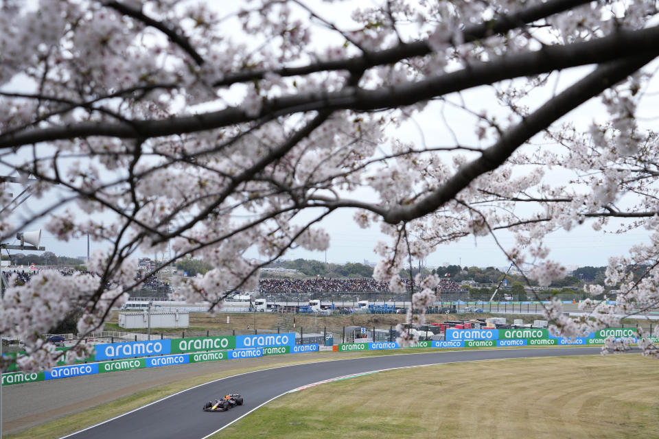 El piloto holandés de Red Bull, Max Verstappen, pasa junto a cerezos en flor durante la primera práctica libre para el Gran Premio de Japón, en el circuito de Suzuka, en Suzuka, Japón, el 5 de abril de 2024. (AP Foto/Hiro Komae)