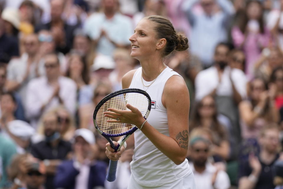 Karolina Pliskova festeja su victoria sobre Aryna Sabalenka en las semifinales del torneo de Wimbledon en Londres el 8 de julio del 2021. (AP Photo/Kirsty Wigglesworth)