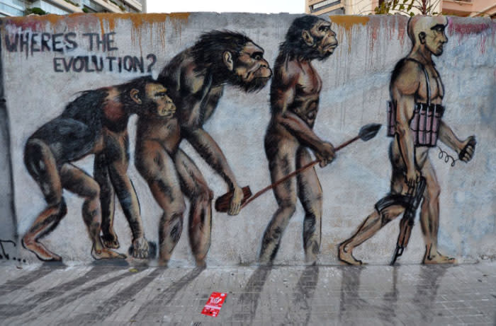 In Beirut sorgt dieses Street Art Mural für Aufsehen. Es zeigt, wie der Künstler die Evolution des Menschen wahrnimmt. Seiner Meinung nach hat sich die menschliche Rasse vom Menschenaffen zum Selbstmordattentäter mit Sprengstoffgürtel entwickelt. (Foto: WAEL HAMZEH/EPA)