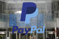 <p>Sollte eine bereits bezahlte Ware nicht bei einem Paypal-Kunden ankommen, erhält er über den Online-Bezahldienst sein Geld zurück. Im November haben die obersten Zivilrichter des Bundesgerichtshofs entschieden, dass der Verkäufer die Rückerstattung wieder zurückverlangen kann. Allein in Deutschland sind 19 Millionen Kunden bei Paypal registriert. (Bild: AP) </p>