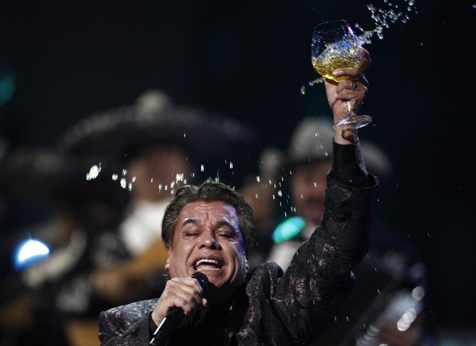 En esta foto de archivo del 5 de noviembre del 2009, Juan Gabriel canta en la 10a ceremonia anual de los Latin Grammy, en la que fue honrado como Persona del Año, en Las Vegas. El ícono de la música mexicana pospuso tres conciertos en California tras haber sido hospitalizado en Las Vegas con neumonía, se informó el martes 15 de abril del 2014. (AP Foto/Matt Sayles, Archivo)