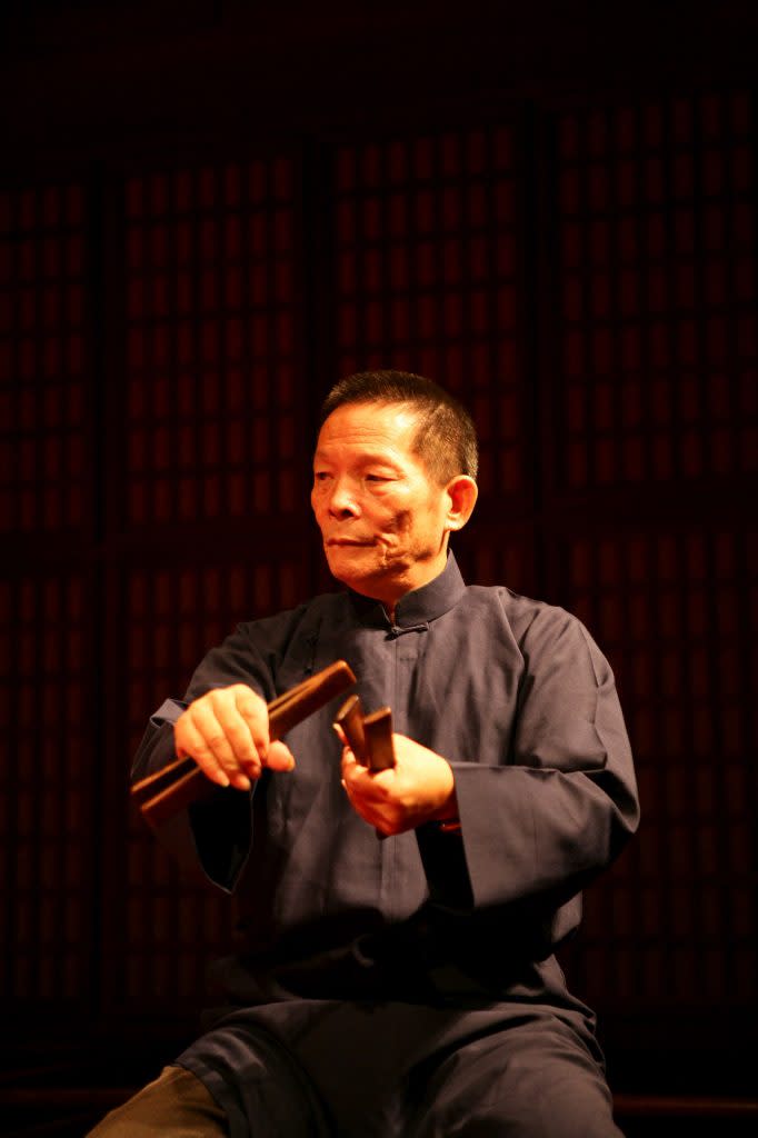 藝師張木百仲為南聲社現任館先生，獲登錄為台南市傳統表演藝術南管保存者。（文資處提供）