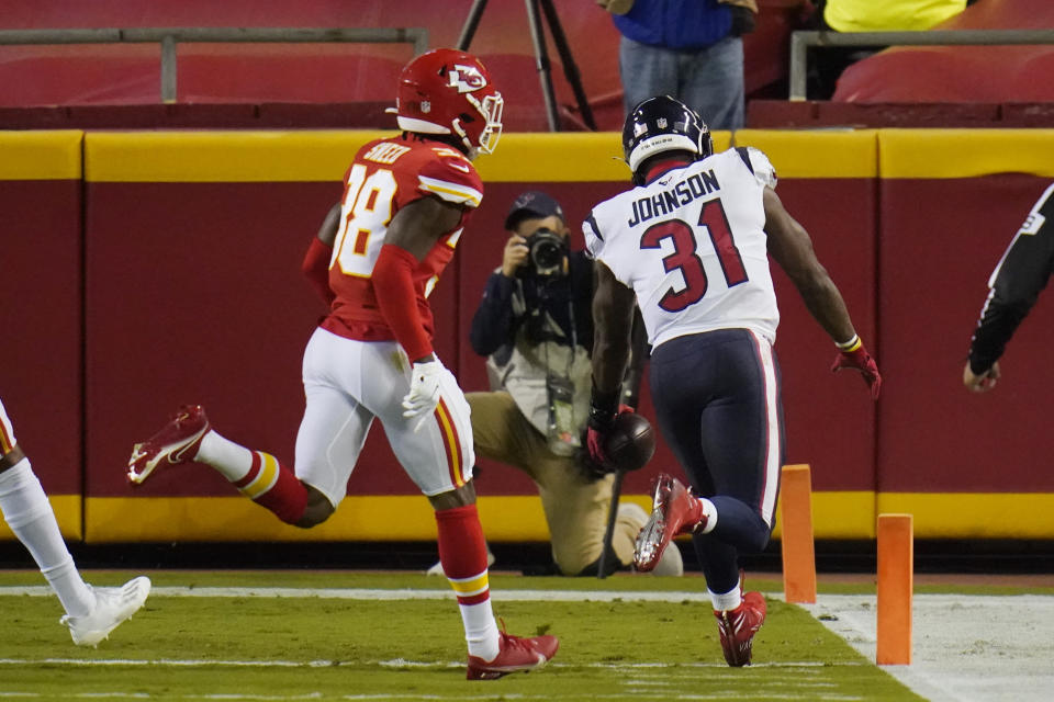 Houston Texans running back David Johnson (31) beats Kansas City Chiefs safety L'Jarius Sneed (38) to the end zone for a touchdown. (AP Photo/Jeff Roberson)