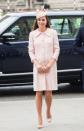 <p>In Westminster Abbey strahlte Kate in einem zartrosa Mantel von Alexander McQueen und einem darauf abgestimmten Hut mit Schleife.<br> [Bild: PA] </p>