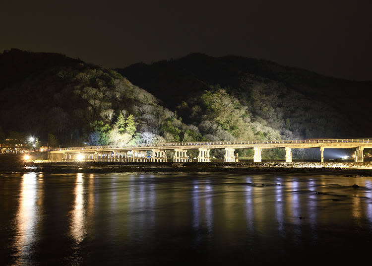 點燈的渡月橋 照片提供：京都花燈路推進協議會