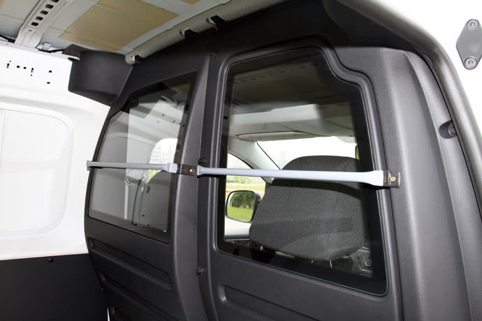 尾廂與車室連接出運用了高質感的塑料隔板，也可運用特工將卡榫拆除。 版權所有/汽車視界