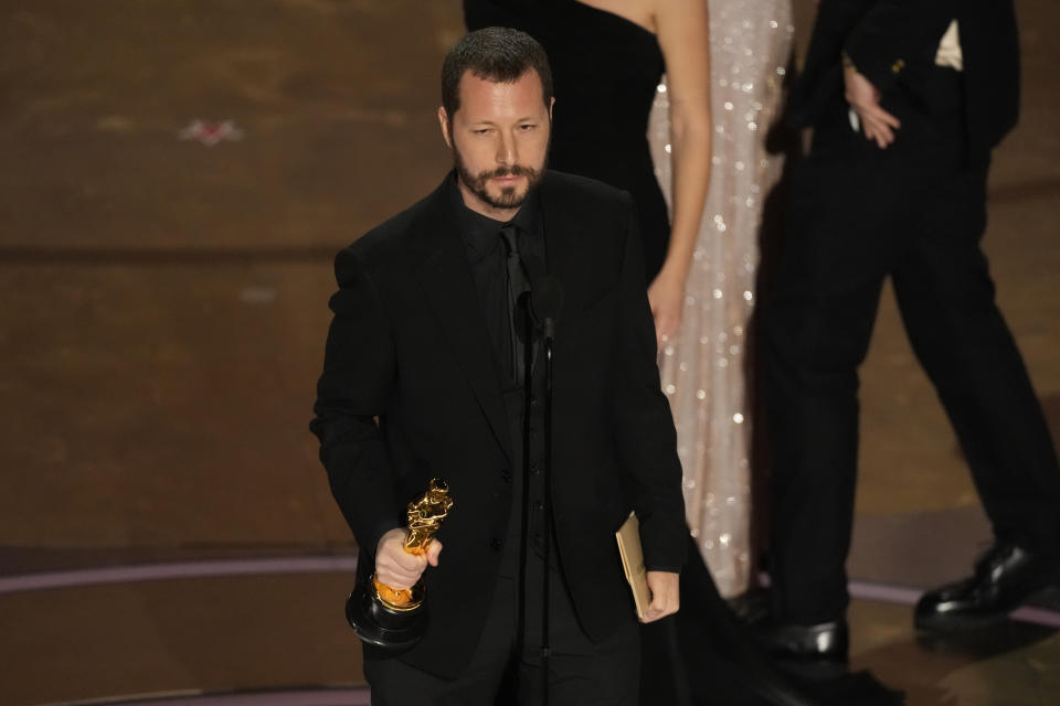 Mstyslav Chernov recibe el premio a mejor largometraje documental por "20 Days in Mariupol" en los Oscar el domingo 10 de marzo de 2024, en el Teatro Dolby en Los Ángeles. (Foto AP/Chris Pizzello)