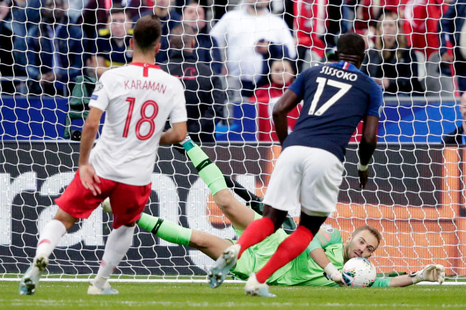 C'est la pause au Stade de France ! Le score ? 0 à 0 malgré une nette domination française. Les Bleus se sont, jusqu'à maintenant, heurtés à une solide défense turque, notamment à un Günok volant dans les cages. Mais il ne manque que les buts ! De son côté, Steve Mandanda n'a jamais été inquiété par l'attaque adverse. (crédit Getty)