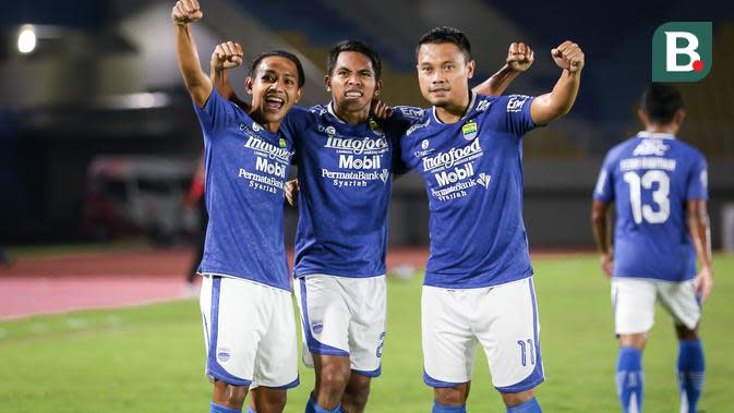 Para pemain Persib Bandung merayakan gol yang dicetak Frets Butuan ke gawang Madura United di Stadion Manahan, Sabtu (4/12/2021) malam. (Bola.com/Bagaskara Lazuardi)