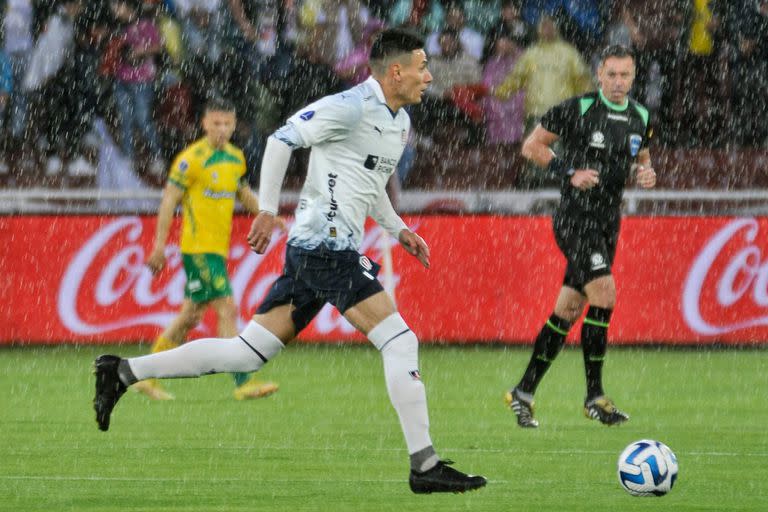 Paolo Guerrero lleva la pelota bajo la lluvia en el primer tiempo del partido entre Liga de Quito y Defensa y Justicia por la Copa Sudamericana.