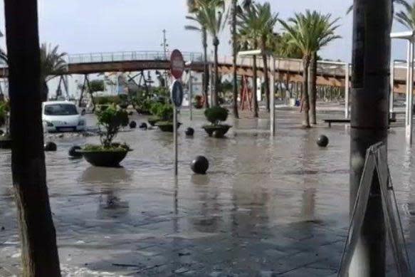Swamped beaches: Waves lash the holiday resort of Alcudia in Majorca: IB3 News