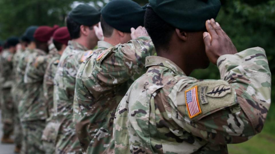 Green Berets and soldiers assigned to 3rd Special Forces Group (Airborne) salute fallen soldiers during the 3rd SFG (A) memorial walk ceremony at Fort Bragg, NC, May 25, 2021. (Cpl. Craig Carter/Army)