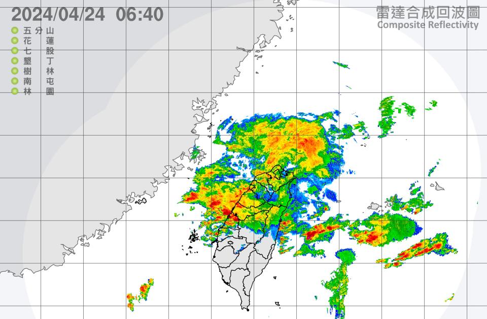 鋒面通過，各地易有短暫陣雨或雷雨，西半部及宜蘭、花蓮地區易有局部大雨，針對彰化以北地區發布大雨特報。（圖：氣象署網站）