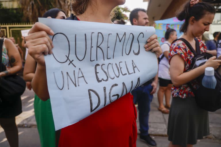 Los reclamos de padres y docentes durante la movilización hacia el Consejo Escolar municipal
