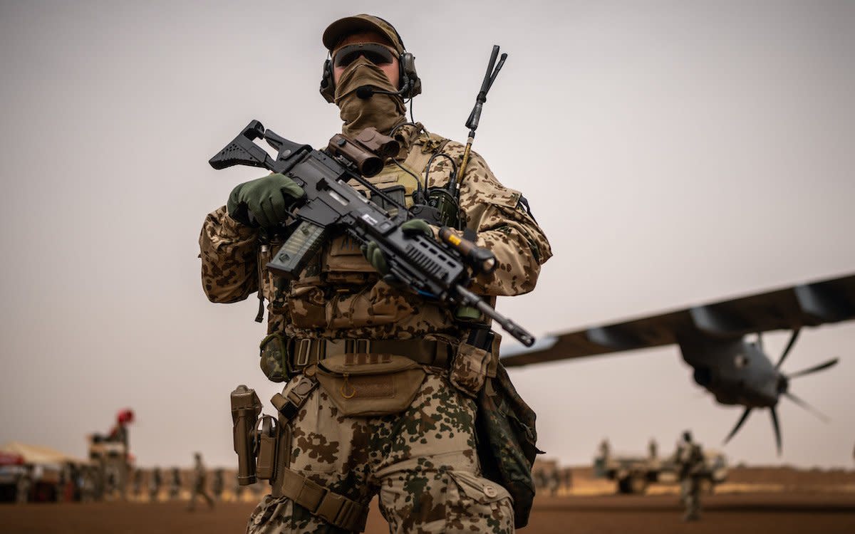 Ein Soldat der Bundeswehr steht am Stützpunkt in Tillia wo die EUTM Mali Joint Special Operations Task Force GAZELLE Soldaten der Nigrischen Armee ausbildet. - Copyright: picture alliance/dpa/Michael Kappeler