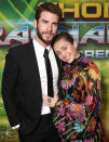 <p>Miley Cyrus y Liam Hemsworth lucieron muy enamorados en la premiere de la nueva cinta deThor, y el atuendo de la cantante hizo pensar a muchos fans que tal vez puede estar en la dulce espera/Getty Images </p>