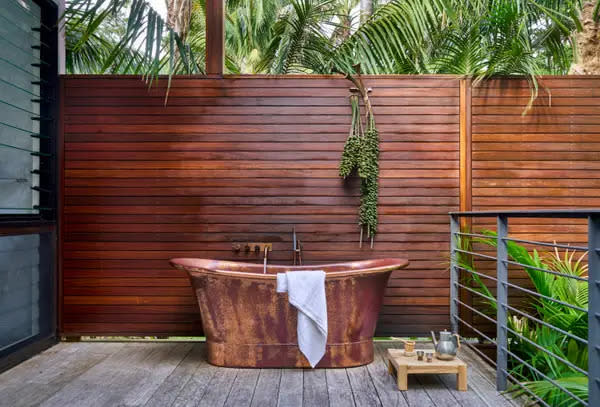 Eine Kupferbadewanne im Freien im North House. - Copyright: Island House