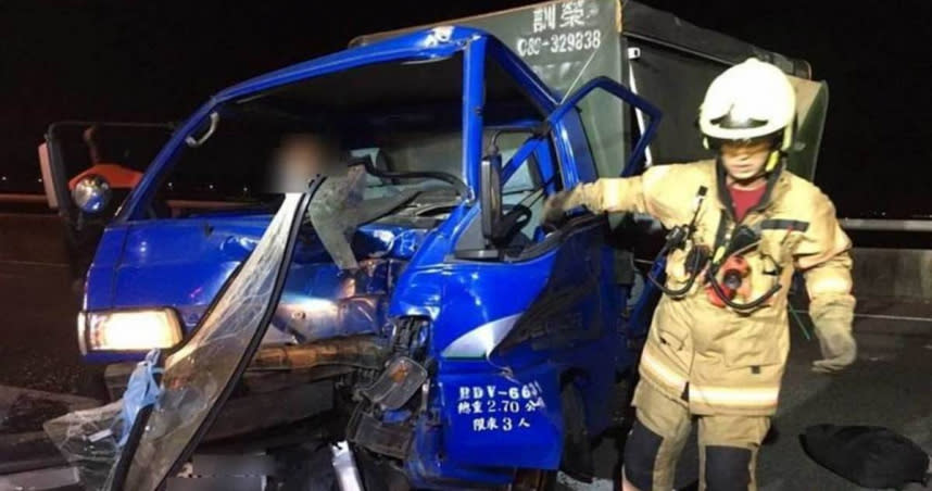 小貨車駕駛撞上分隔島路燈，車頭凹陷，駕駛也不幸身亡。（圖／民眾提供／中國時報曹婷婷台南傳真）