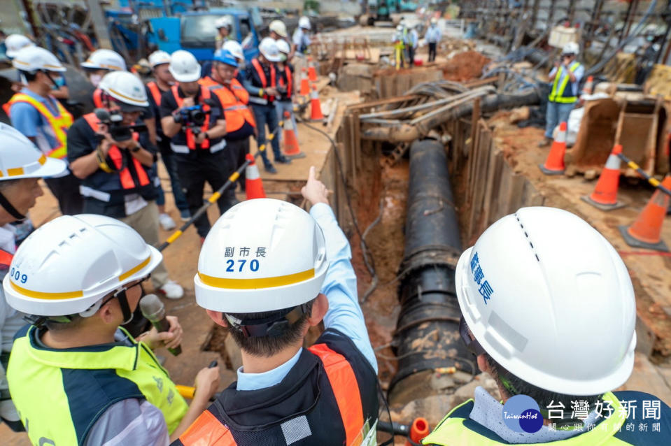 桃園市副市長王明鉅視察「桃園區介壽路自來水管線臨遷工程」。