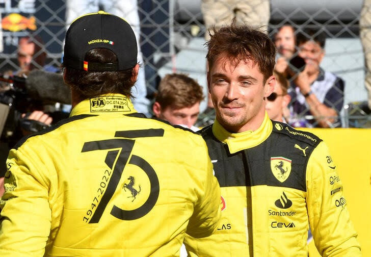 El piloto de Ferrari Charles Leclerc saluda a su compañero Carlos Sainz tras lograr la "pole position" del Gran Premio de Italia de Fórmula Uno en el Autodromo Nazionale Monza, Monza, Italia.