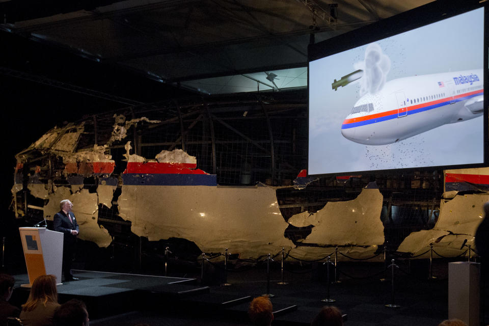 遭俄羅斯飛彈擊落的馬來西亞航空MH17班機，機首碎片重建與模擬畫面（美聯社）