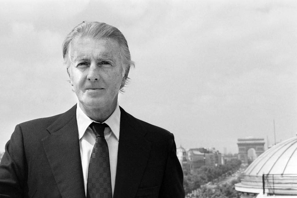 <p>Hubert de Givenchy hatte seinen Rückzug aus der Fashionindustrie wohl durchdacht. 1988 verkaufte er sein Unternehmen an die LVMH-Gruppe, zu der heute Marken wie Louis Vuitton, Emilio Pucci oder Fendi gehören. Zwar blieb er zunächst noch alleiniger Kreativdirektor, zeigte sich rund sieben Jahre später aber ernüchtert: „Ich war ein einfacher Angestellter geworden, dessen Namen man verhöhnte“, erklärte er damals in einem Interview. (Bild: Getty Images) </p>