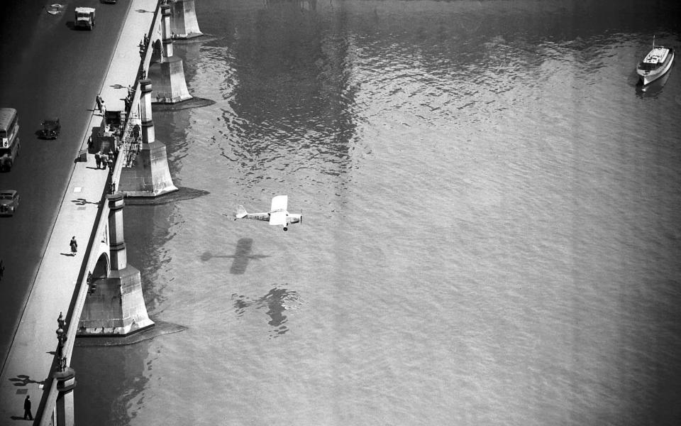 Mad Major Christopher Draper flying under Westminster Bridge - Trinity Mirror / Mirrorpix / Alamy Stock Photo