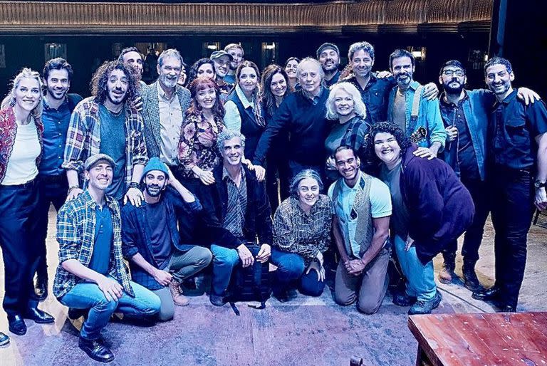 Joan Manuel Serrat y su esposa fueron al Teatro Maipo a ver Come From Away