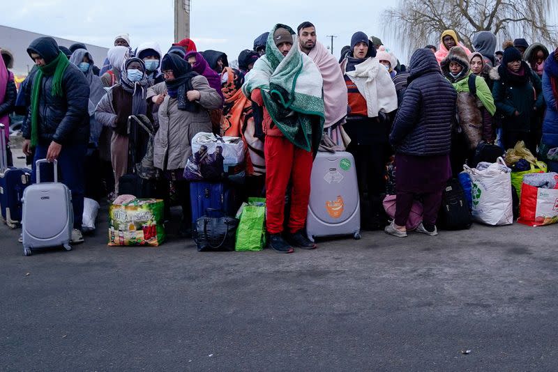 FOTO DE ARCHIVO. Personas que han huido de la invasión rusa en Ucrania esperan para abordar un autobús con destino a un centro de refugiados establecido en Przemysl, en Medyka, Polonia