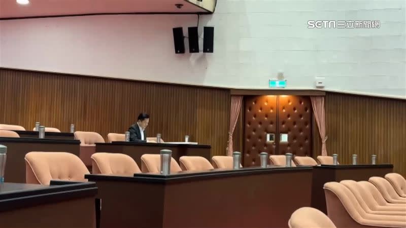 下午立法院院會只有邱若華、林楚茵廖偉翔、陳俊宇到場。