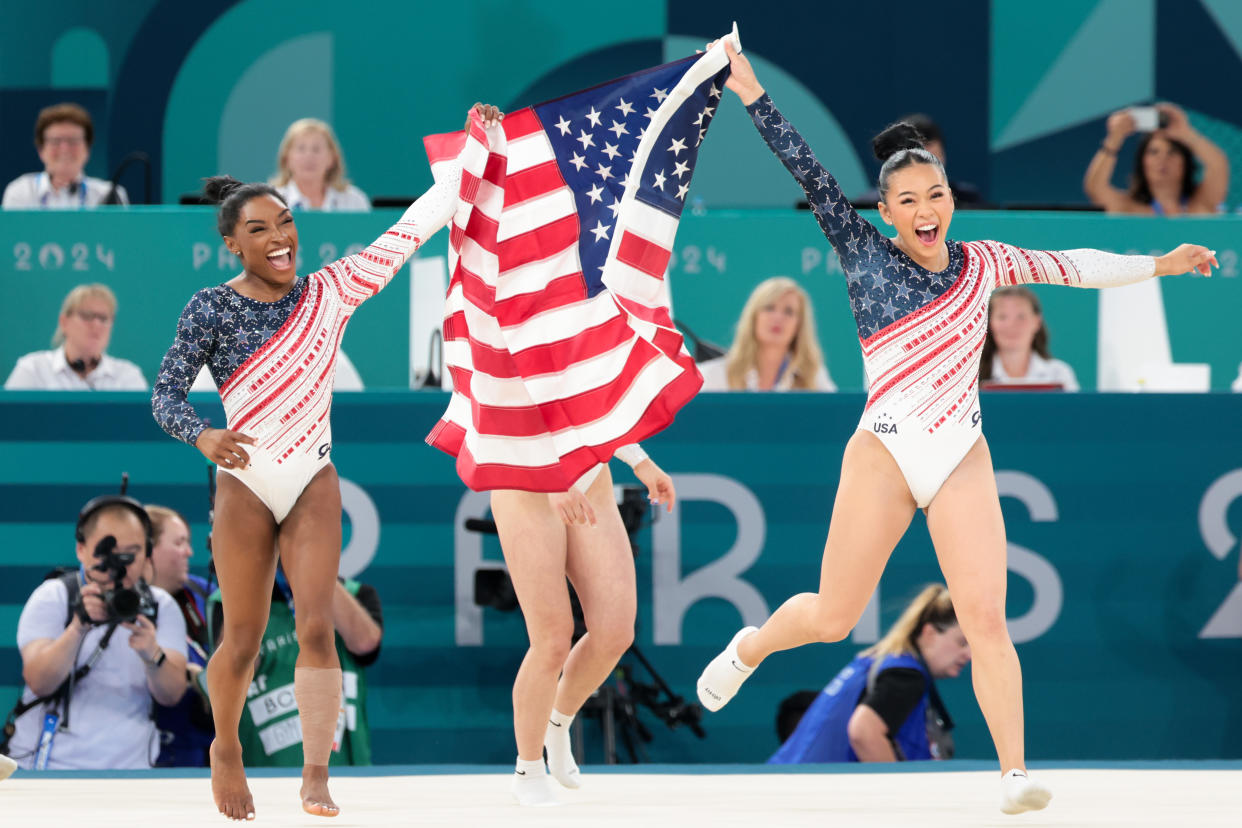 Simone and Suni celebrating their team gold. (Wally Skalij/Los Angeles Times via Getty Images)