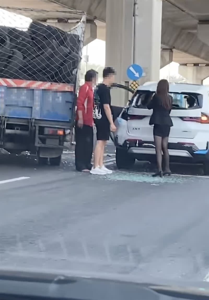 網友路上目擊一起小貨車與BMW的車禍。（圖／翻攝自《爆廢1公社》）