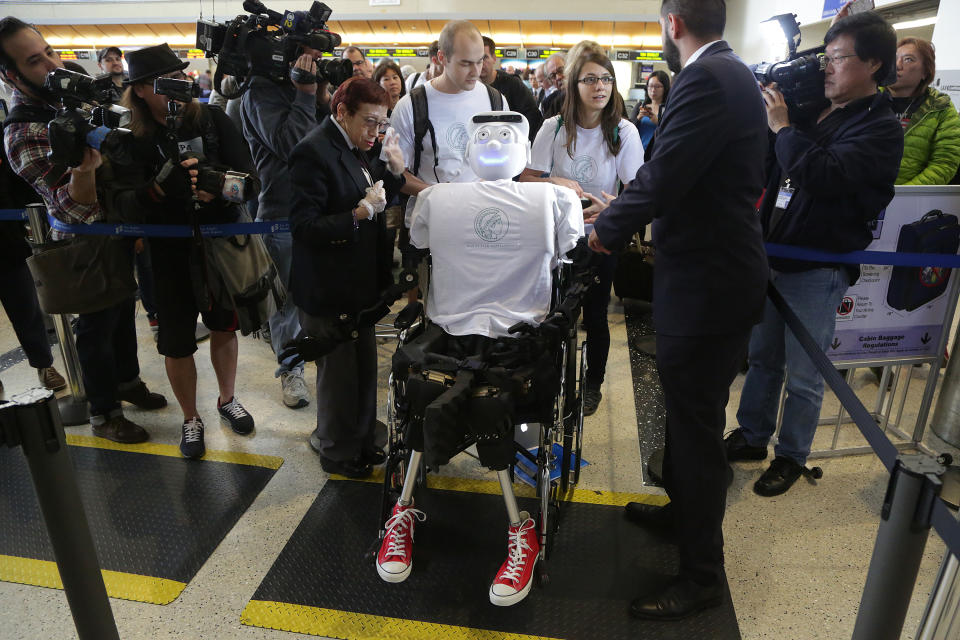 El robot 'Athena', llega al aeropuerto de Los Angeles en 2014. REUTERS/Jonathan Alcorn 