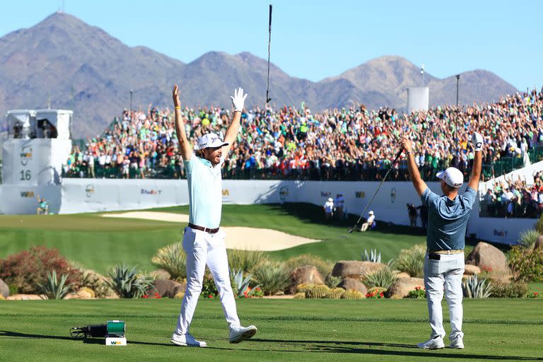 El festejo de Sam Ryder con su caddie: ¡hoyo en uno! (TPC Scottsdale/)