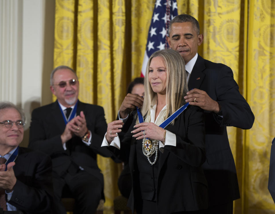 ARCHIVO - El presidente Barack Obama, derecha, otorga la Medalla Presidencial de la Libertad a Barbra Streisand durante una ceremonia en la Sala Este de la Casa Blanca el 24 de noviembre de 2015, en Washington. (Foto AP/Evan Vucci, archivo)