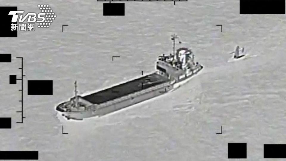 美軍拍下伊朗軍艦拖走美國無人艦艇的畫面。（圖／達志影像路透社）