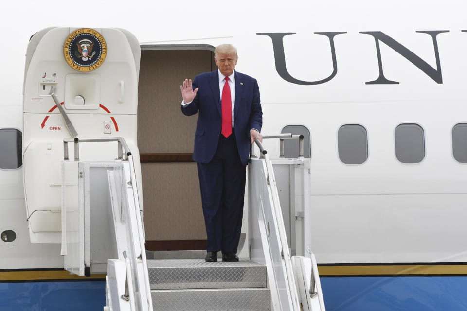 El presidente Donald Trump saluda mientras desciende del avión presidencial luego de aterrizar en el Aeropuerto Nacional Waukegan para asistir a una serie de eventos en Kenosha, Wisconsin, el martes 1 de septiembre de 2020, en Waukegan, Illinois. (AP Foto/Matt Marton)