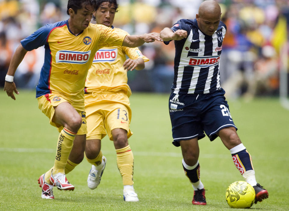 Carlos Sanchez defendiendo la camiseta de América frente a Monterrey (Foto de: ALFREDO ESTRELLA/AFP via Getty Images)