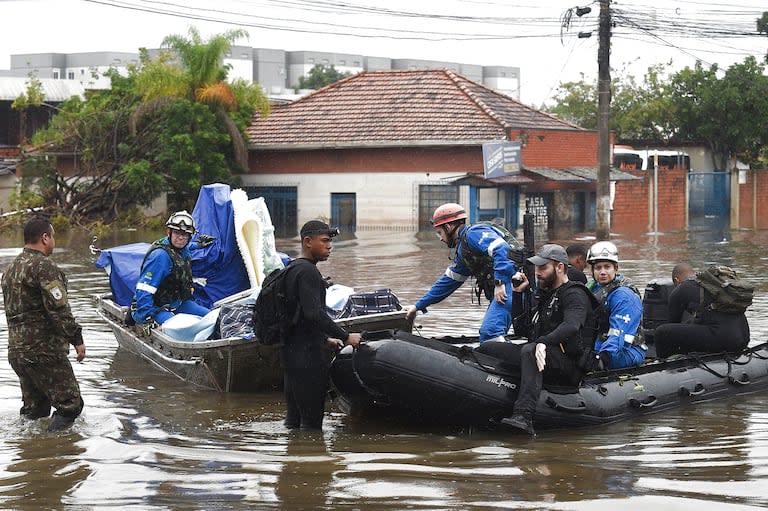 (240512) -- RIO GRANDE DO SUL, 12 mayo, 2024 (Xinhua) -- Imagen del 10 de mayo de 2024 de los miembros de un equipo de rescate transfiriendo equipamiento y medicina de un hospital inundado en Canoas, en el estado de Rio Grande do Sul, Brasil. La cifra de muertos por las tormentas e inundaciones en el estado de Rio Grande do Sul, aumentó a 136, con 125 personas desaparecidas y 756 más heridas, dijo el sábado la agencia de Defensa Civil. (Xinhua/Lucio Tavora) (lt) (rtg) (ah) (da)

