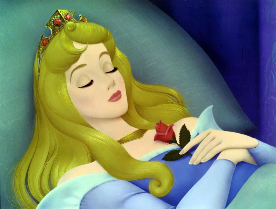 Si trasladásemos a la vida real lo que la princesa Aurora experimenta en ‘La bella durmiente’ (1959), estaríamos hablando de un coma, que habría acabado con su vida en uno o dos días por culpa de la deshidratación. Su piel, además, estaría muy seca y tendría el peor aliento del mundo. ¡Así sería imposible que un príncipe la besara para romper el hechizo! (Foto: Walt Disney Pictures).