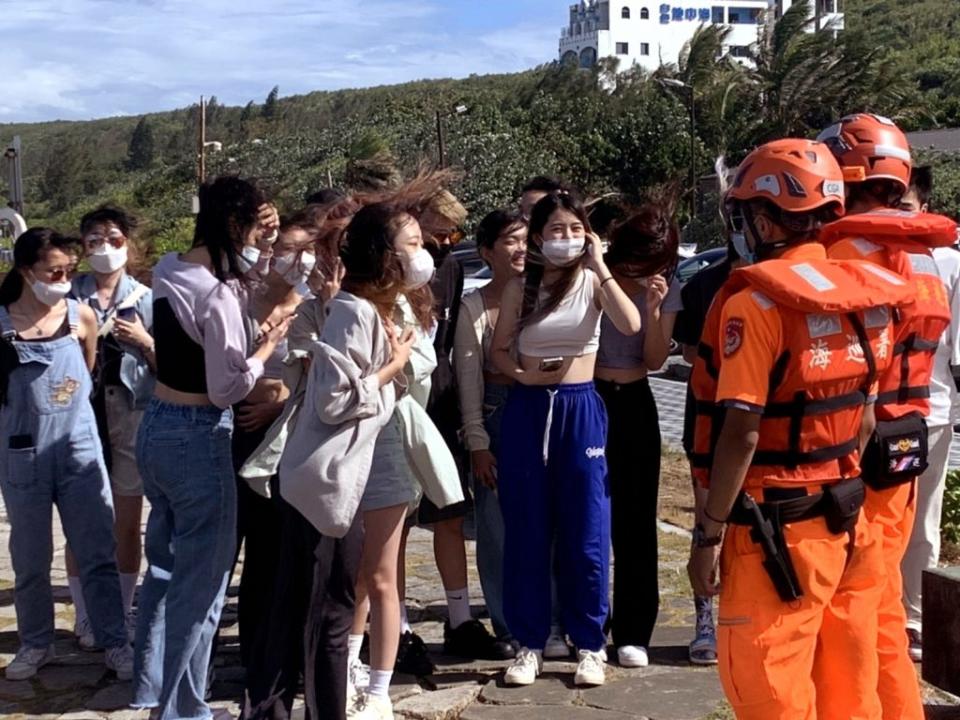 岸巡人員於花蓮各海岸風景區勸離觀浪民眾。(第一二岸巡隊提供)