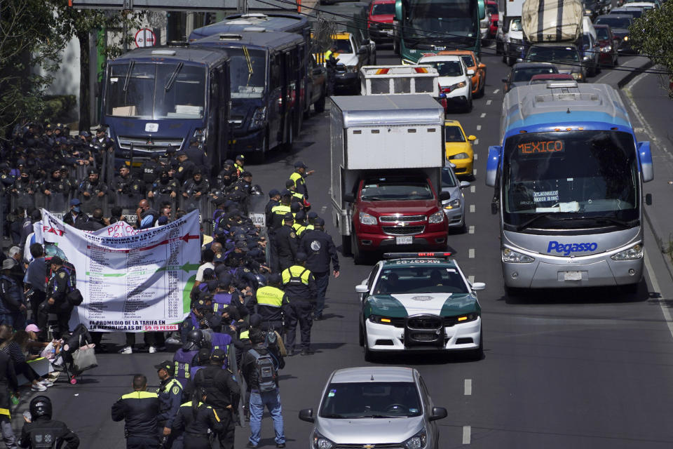 Transportistas durante su protesta de hoy en Ciudad de México. (AP Photo/Marco Ugarte)
