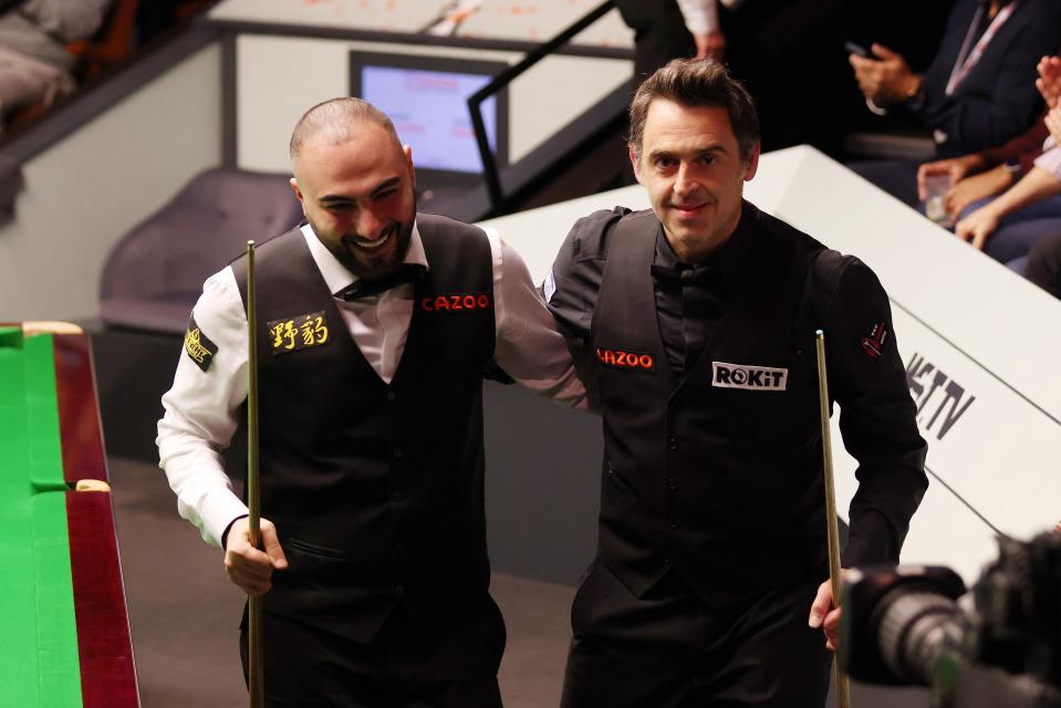 Hossein Vafaei and Ronnie O’Sullivan walk off arm in arm (Getty Images)